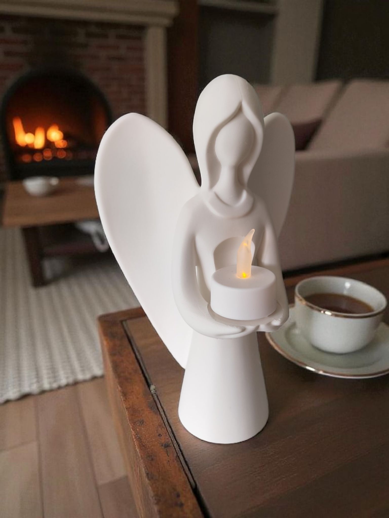 3D printet engel med lys foran pejs