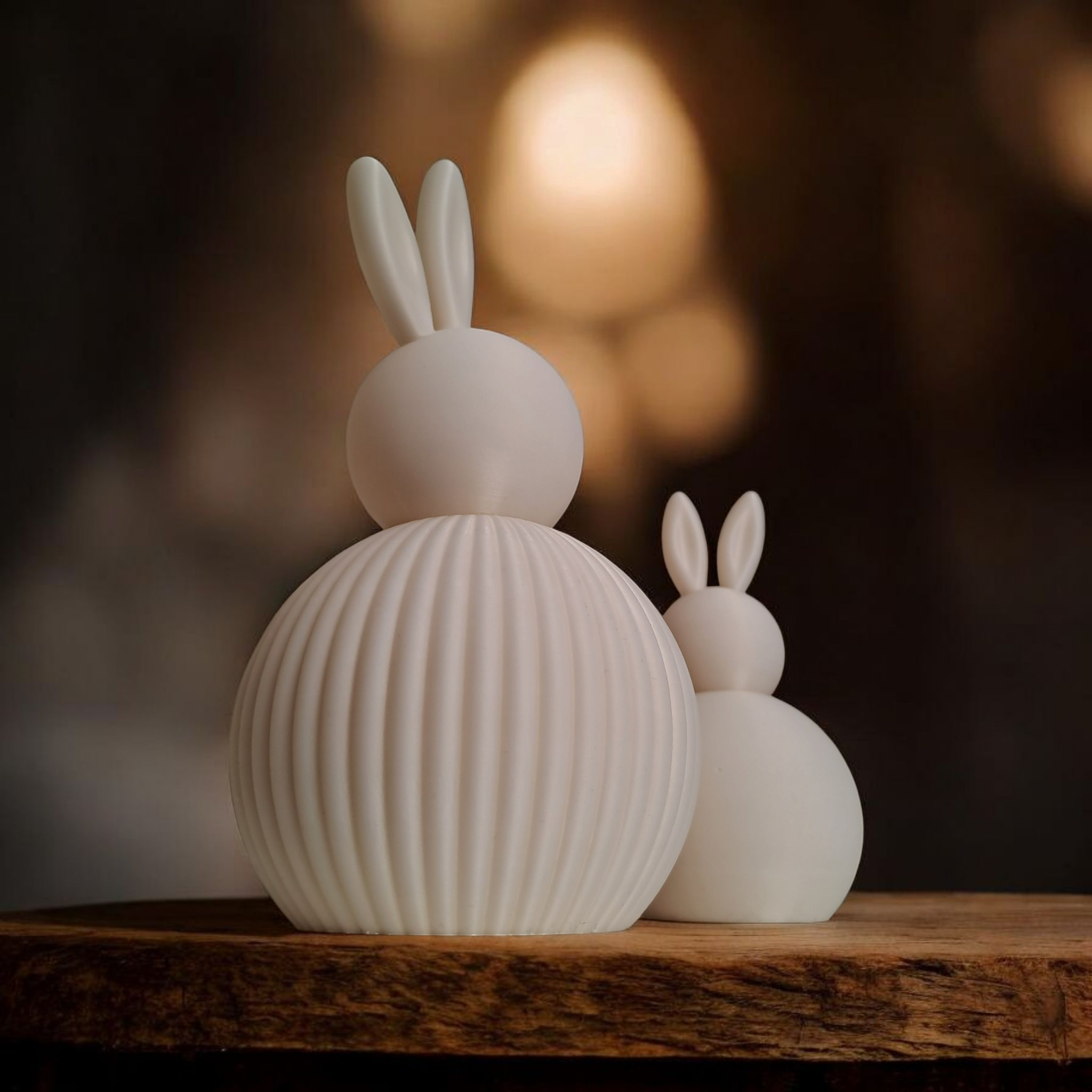 Det samlede sæt af påskeharer i varm, hyggelig belysning.