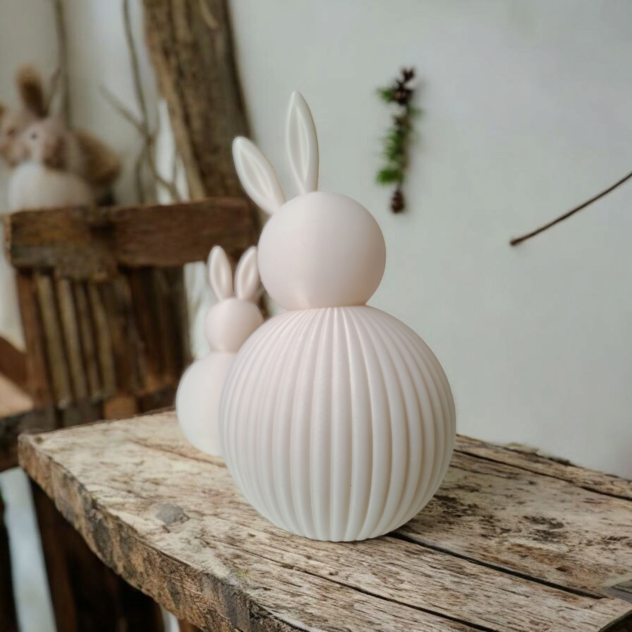 Nærbillede af den rillede påskehare på en rustik træbænk.