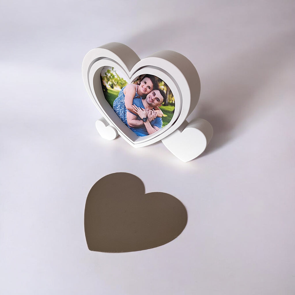Hjerteformet 3D printet fotoramme i hvid med udskæringsskabelon på lys baggrund